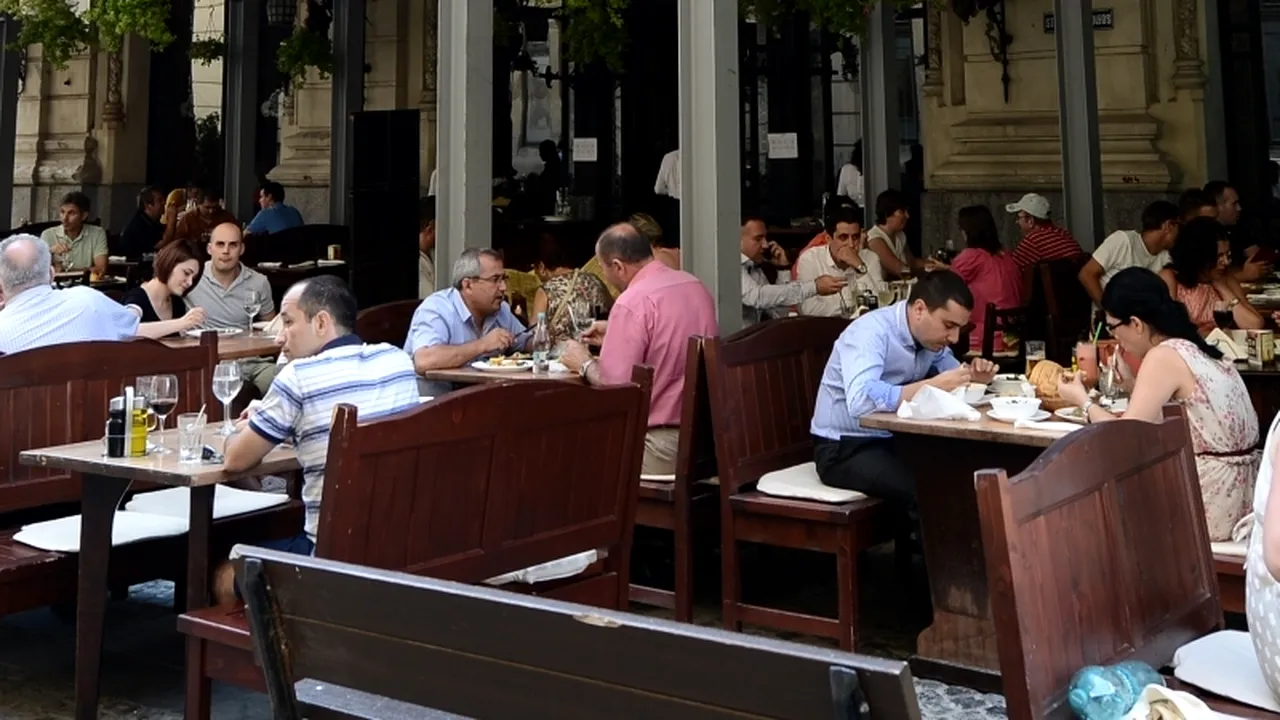 Borsetă cu 1.800 de lei și acte găsită pe terasa unui bar, restituită proprietarului