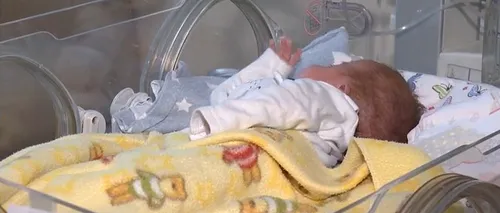 Ducuţă, bebelușul care s-a născut într-un grajd, a fost abandonat de mamă și a ajuns în spital. „A venit cu pământ în urechi”