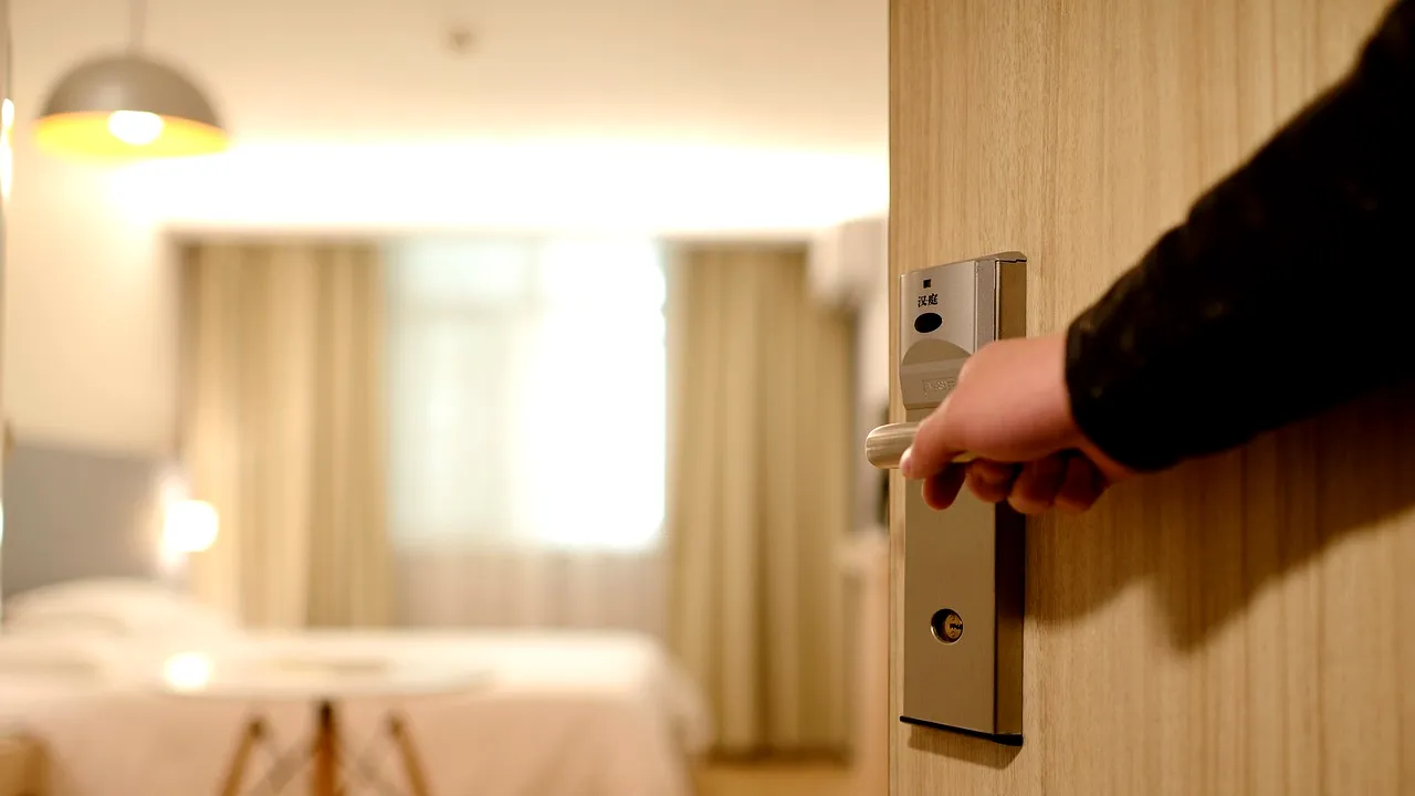 Experiență traumatizantă pentru două femei într-un HOTEL de lux din Mexic. „Musafiri” nepofțiți au intrat peste ele în cameră: „Suntem dezgustate”