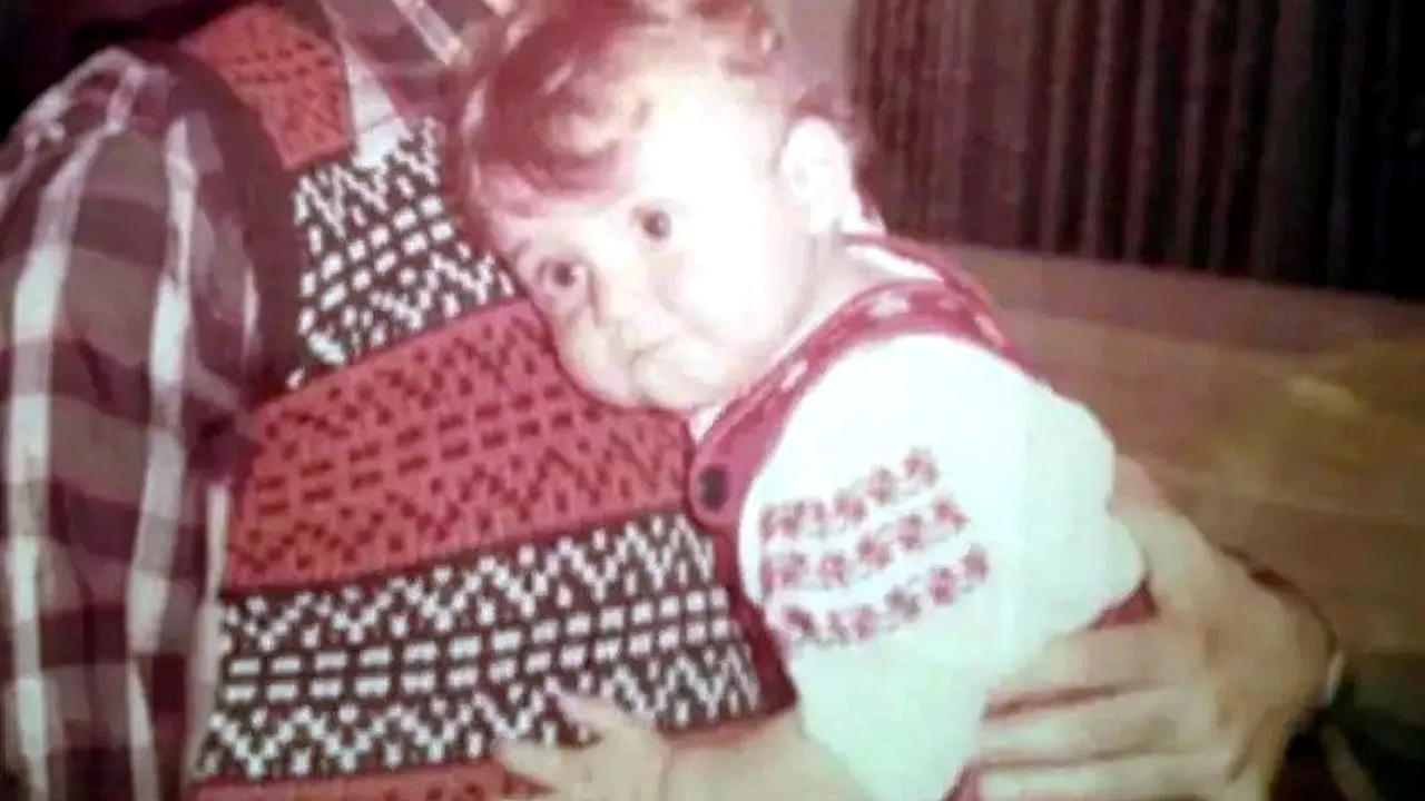 O mai știi? Fetița din imagine a devenit una dintre cele mai FRUMOASE actrițe din România. Are mare succes la public