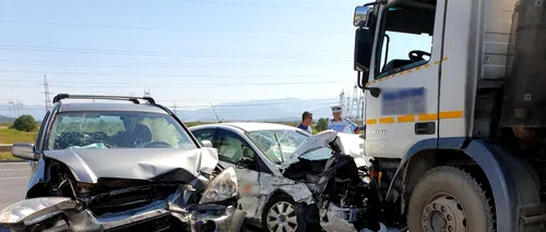 Coliziune rutieră în Sibiu: Patru răniți după impactul dintre două autoturisme și un TIR