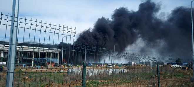 Incendiu puternic într-o hală a Aeroportului Craiova. Nu sunt victime