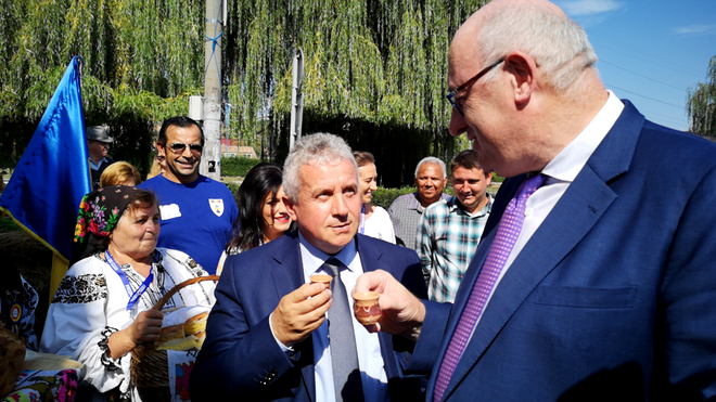 Phil Hogan comisar european pentru Agricultură gustă pălincă la Zilele Recoltei la Cluj Napoca