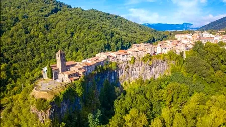 Unul dintre cele mai spectaculoase sate din Europa este amplasat pe o stâncă, nu departe de Barcelona