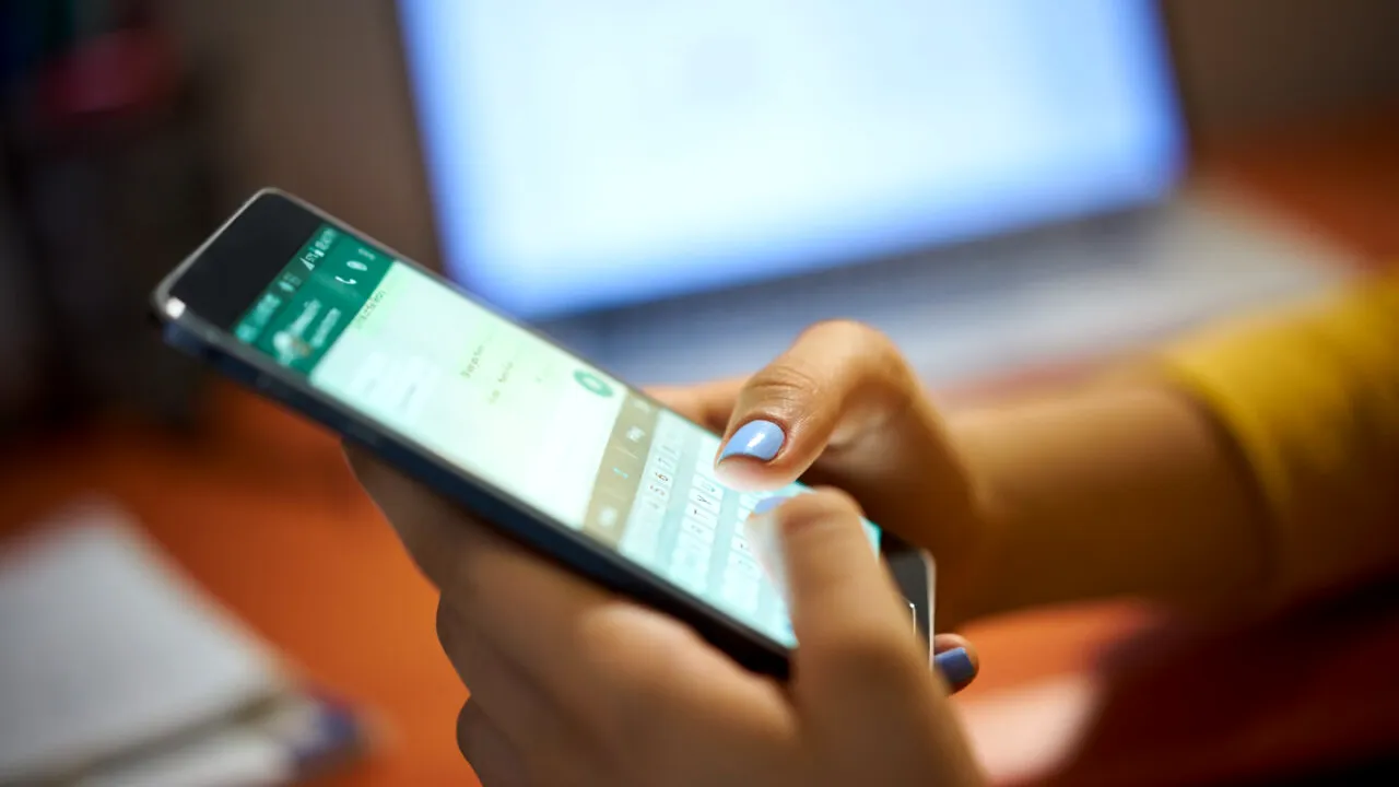 Dacă primești acest mesaj pe WhatsApp, nu-l deschide, te poate lăsa fără bani în cont. Cum funcționează escrocheria cu „fiul fals”