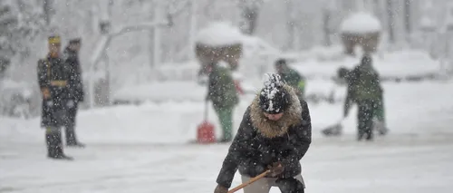 Surpriză pentru locuitorii din Sibiu: Fulgi de zăpadă cât bobul de mazăre - VIDEO