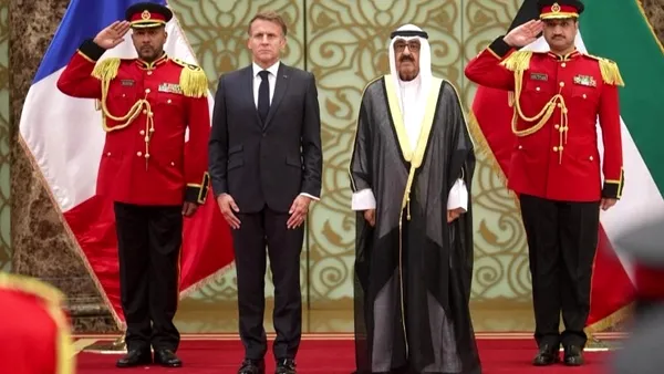 În timp ce Franța este lovită de proteste, Emmanuel Macron caută soluții pentru criza carburanților în Golf. Ce încearcă să negocieze președintele francez. Kuweit, prima oprire