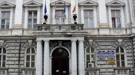 O parte din tavanul unei săli de la Tribunalul Satu Mare s-a prăbușit, o persoană fiind rănită