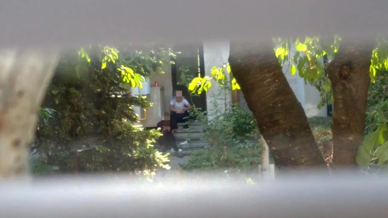 Doi tineri, prinși în timp ce se drogau în apropierea unui liceu din Pitești - FOTO