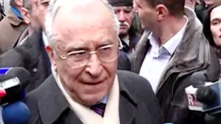 Sute de oameni stau la coadă pentru a-i aduce un omagiu lui Sergiu Nicolaescu