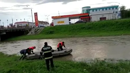 UPDATE. Fetița de 4 ani, căzută în râul Cibin, a fost găsită moartă după opt zile de căutări