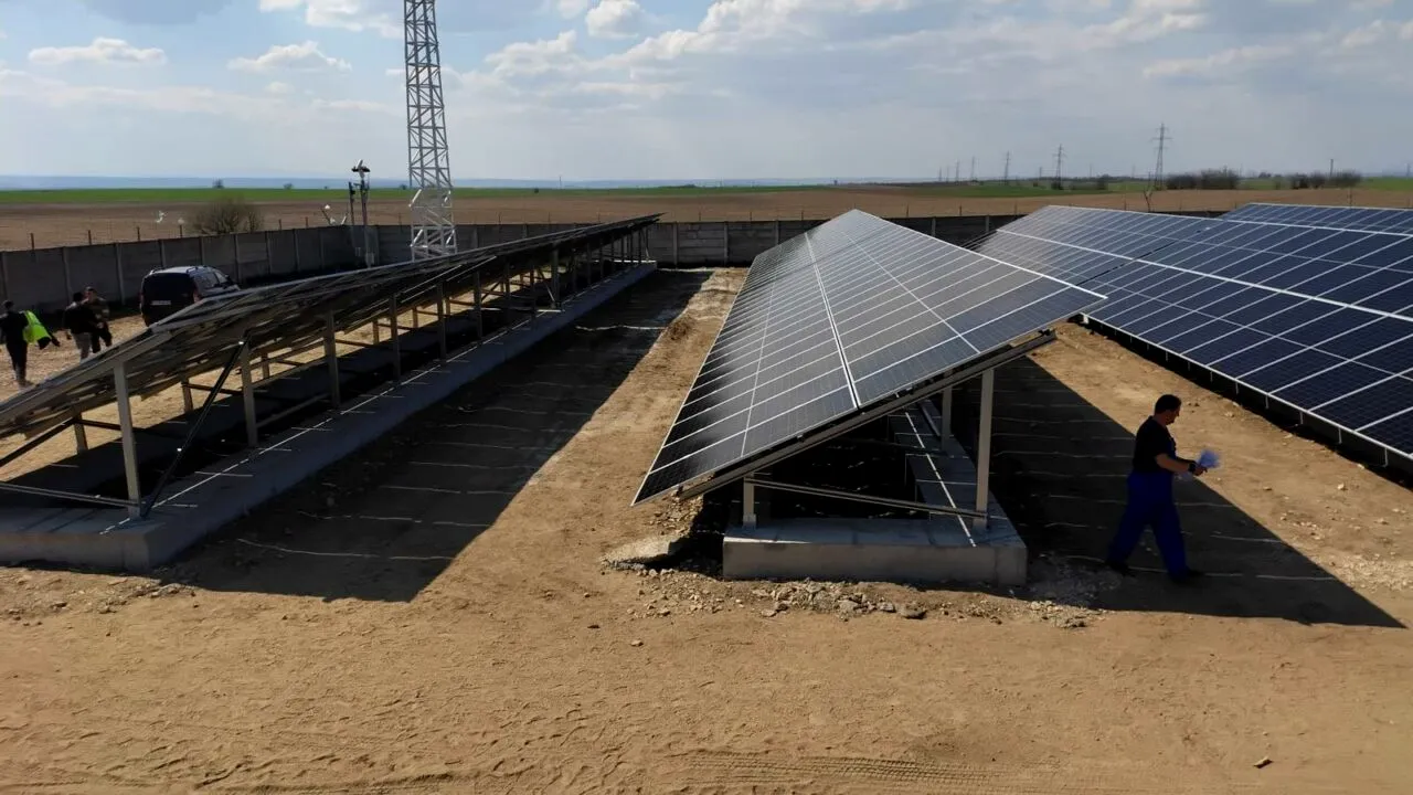 Transelectrica accelerează tranziția verde, cu finanțare din PNRR: panouri fotovoltaice deja montate în șase stații electrice; echipamente electrice pentru mentenanța RET și centru de date modern pentru securitatea cibernetică a rețelei
