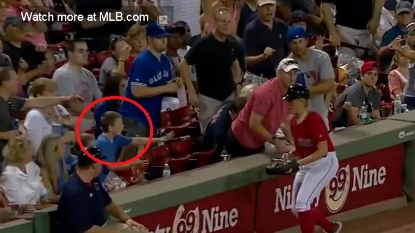Un băiat prinde o minge la un meci de baseball. Ce a urmat a lăsat fără cuvinte un stadion întreg. Retrospectivă 2014