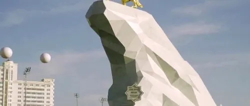 „La cererea oamenilor simpli, președintele din Turkmenistan și-a făcut statuie de aur de 21 de metri