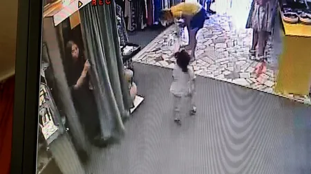 Gestul rușinos făcut de această turistă în cabina de probă a unui magazin din Costinești. Imagini surprinse de camerele de supraveghere!