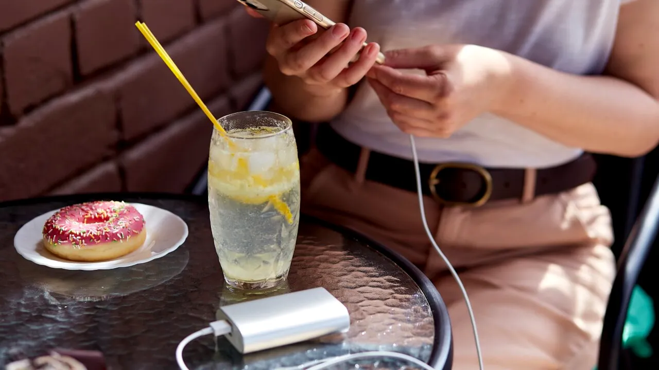 Vrei să-ți încarci telefonul într-un loc public? PLĂTEȘTE! Cât a ajuns să achite unui restaurant pentru ca i-a „murit” bateria