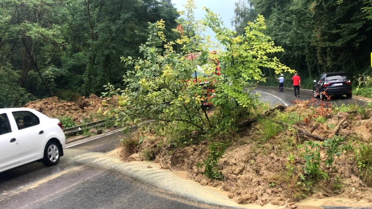 Alunecare de teren pe DN 7, în Argeș. Traficul rutier este restricționat