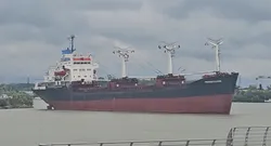 Dunărea aproape blocată în dreptul orașului Tulcea, după ce un cargo a lovit un ponton și a fost la un pas să se izbească de faleză. Imagini cu momentul impactului