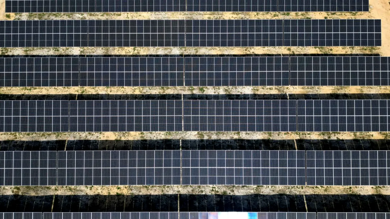 Câștigătorul licitației pentru cele 4 parcuri fotovoltaice dezvoltate de OMV Petrom și CE Oltenia, anunțat în curând. Câtă energie vor aduce în sistem