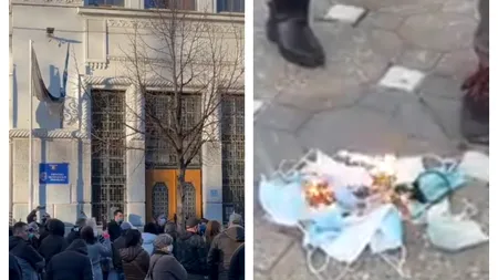 Protest la Timişoara. Zeci de persoane s-au adunat în centrul orașului: „Fără carantină” / „Azi în Timişoara, mâine-n toată ţara” / Oamenii au ars măști de protecție (VIDEO)