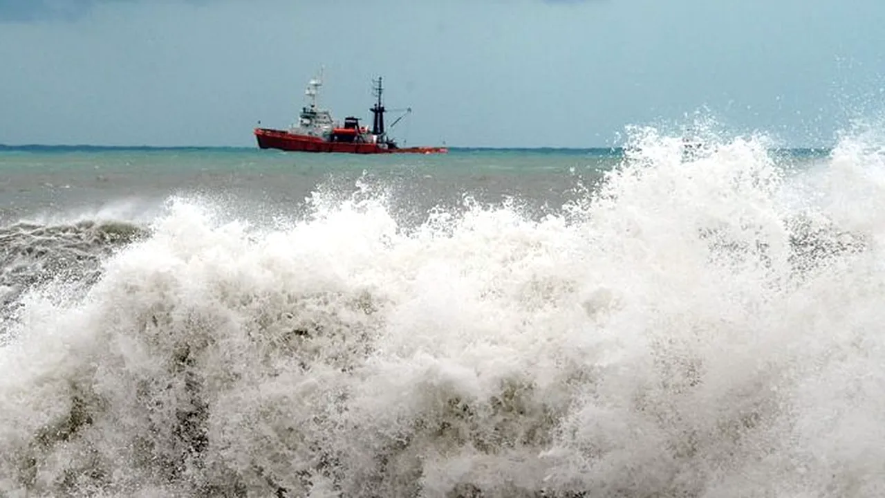 O navă cargo cu 12 persoane la bord a naufragiat în Marea Neagră