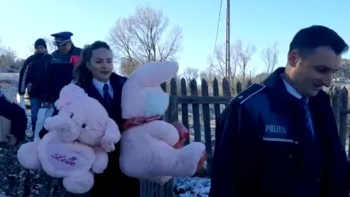 VIDEO | Demers emoționant din partea polițiștilor din Buzău de Sfântul Nicolae: O mai știți pe Nicoleta? Am revăzut-o noi când i-am dus daruri / Reacția micuței salvate de autorități