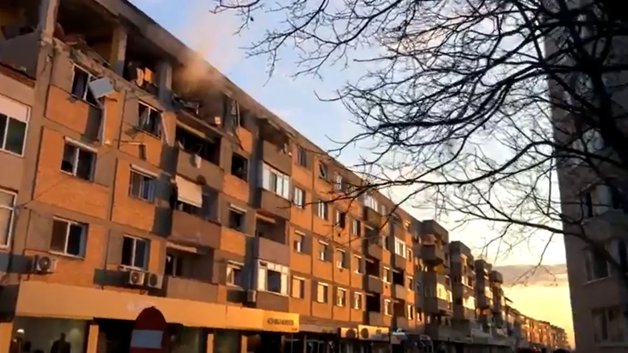 VIDEO | Clipe de coșmar în Carei: 11 oameni au fost răniți, după ce o explozie a avut loc într-un bloc