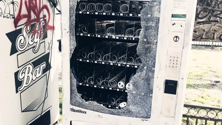 Automatul jefuit luni de protestatari a rămas neclintit. Cioburile sunt încă pe jos