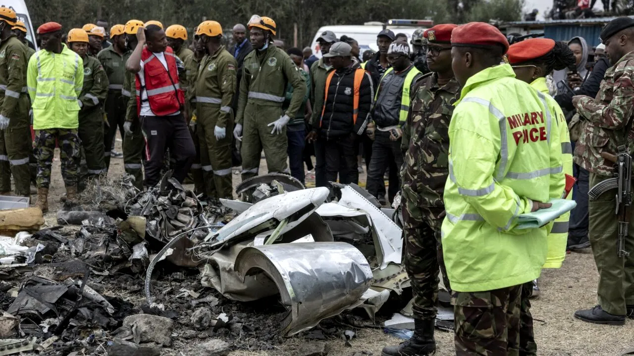Tragedie în Kenya, unde 6 persoane au murit și 2 sunt grav rănite după ce un avion ambulanță s-a prăbușit peste mai multe case în capitala Nairobi