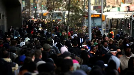 FOTO+VIDEO. Cozi interminabile la New York în stațiile de autobuz și la benzinării. URAGANUL SANDY i-a lăsat pe americani SĂ SE BATĂ pentru combustibil