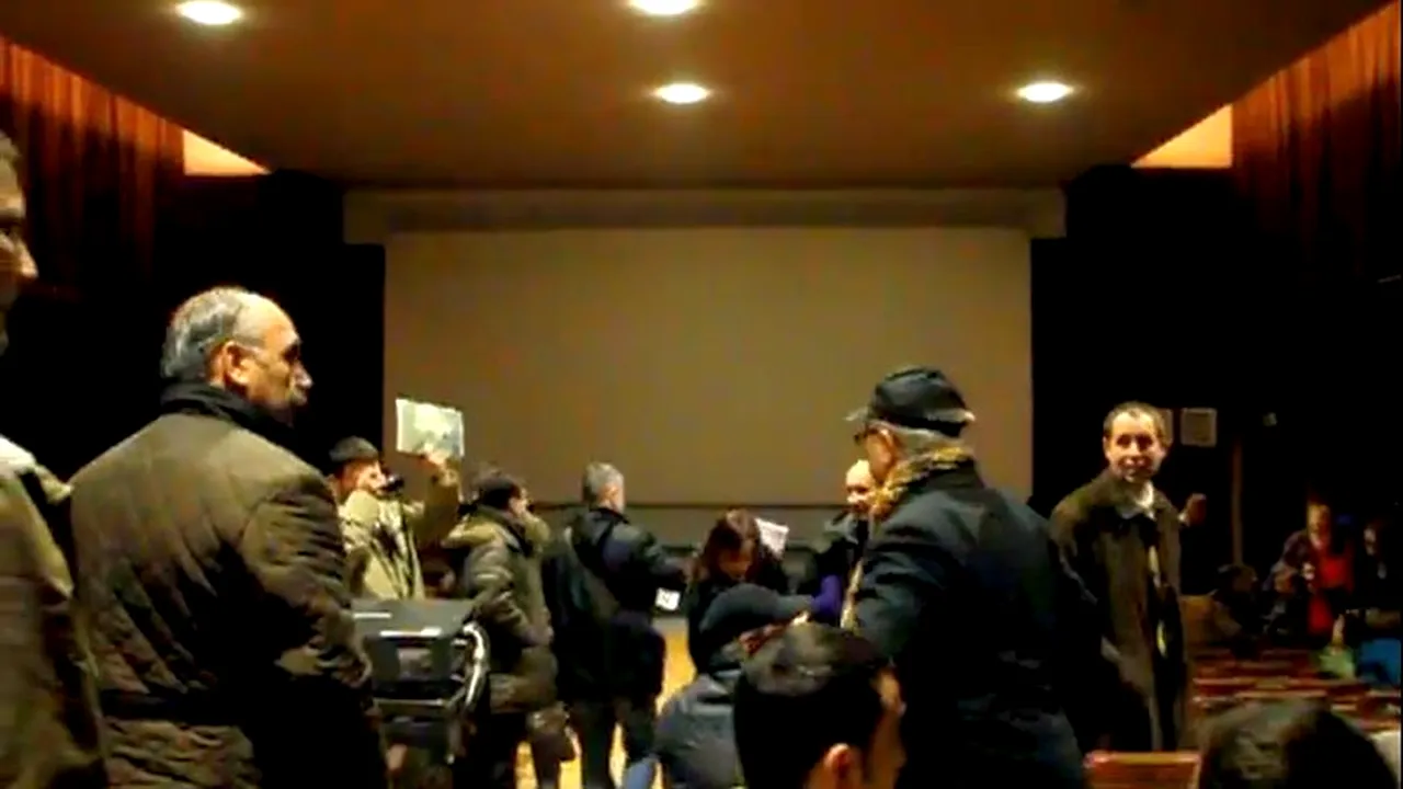 VIDEO.  Scandal la Muzeul Țăranului Român. Proiecția unui film premiat cu două Globuri de aur, întreruptă de un grup de homofobi  care a intonat cântece religioase