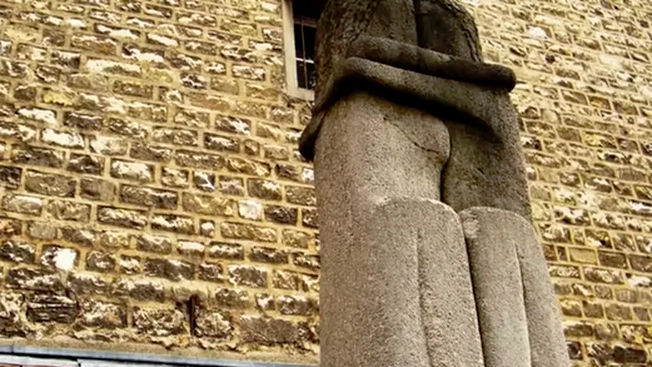 O sculptură a lui BRÂNCUȘI aflată pe un mormânt, subiect de DISPUTĂ între ruși și francezi