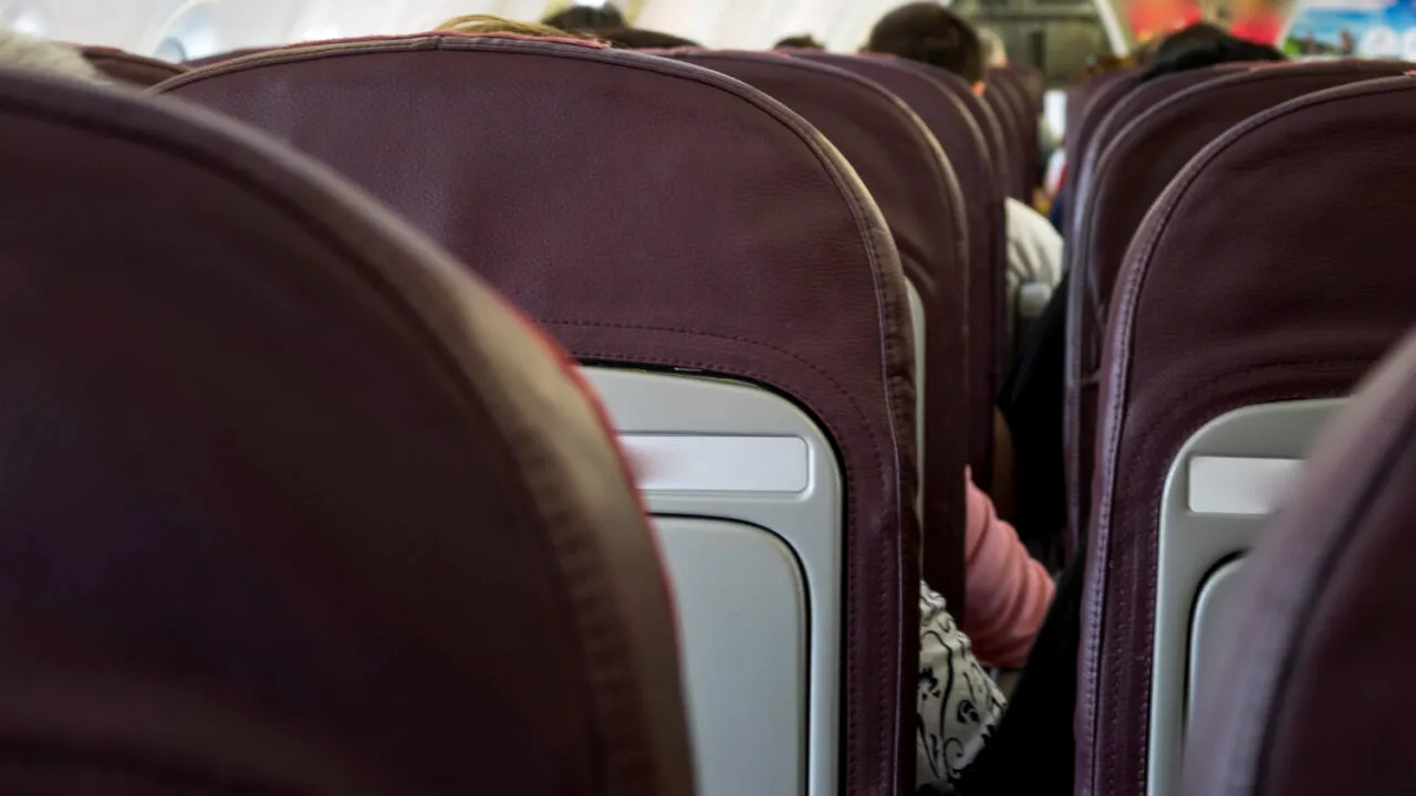 Confesiunile șocante ale unei stewardese despre momentele dramatice din timpul zborurilor: „I-am pus o mască pentru ochi și l-am acoperit cu o pătură”