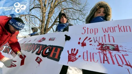 Opozanți ucraineni au manifestat în fața sediului Deutsche Bank de la Kiev