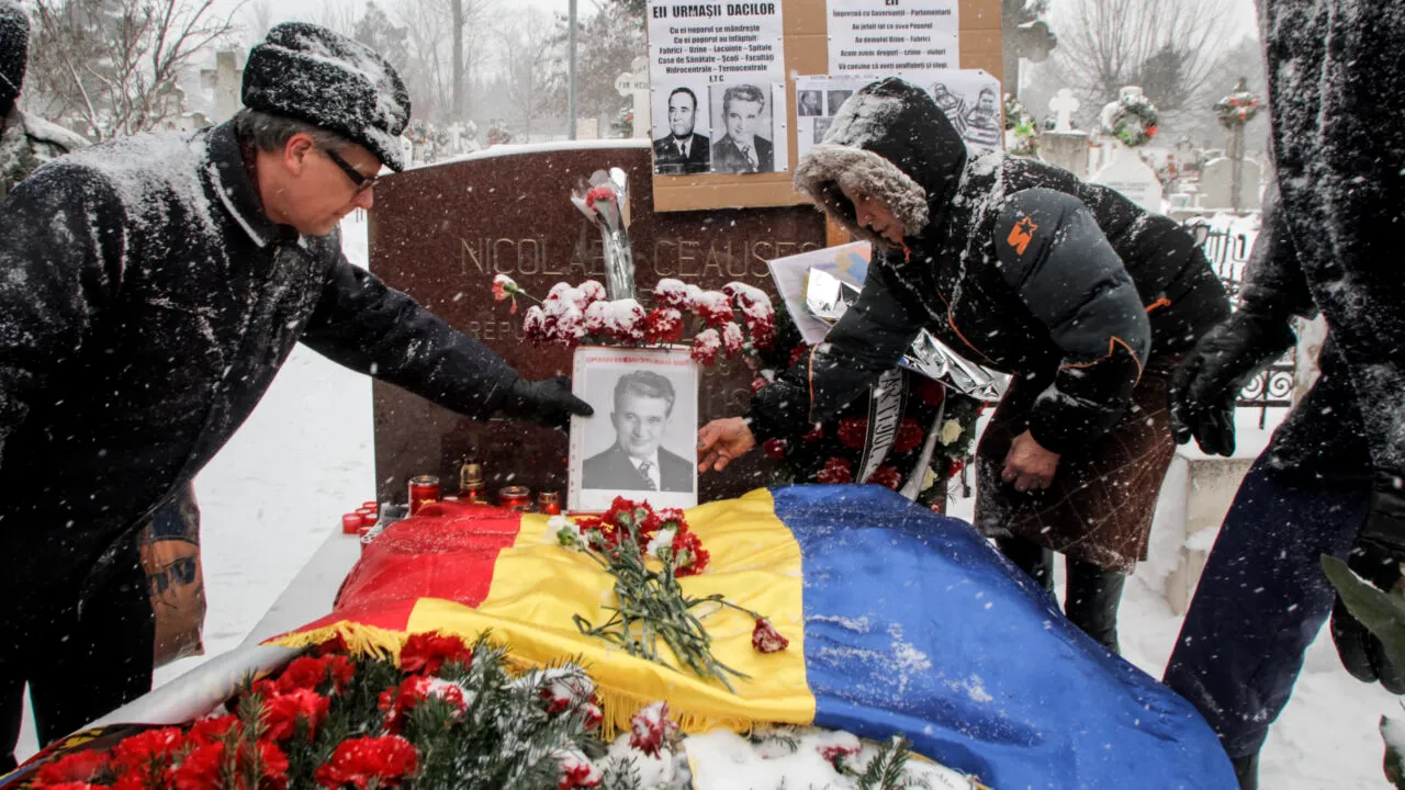 Mulți tineri născuți după 1990 sunt convinși că se trăia mult mai bine în comunism. Un istoric explică fenomenul: Doar părțile pozitive sunt amintite