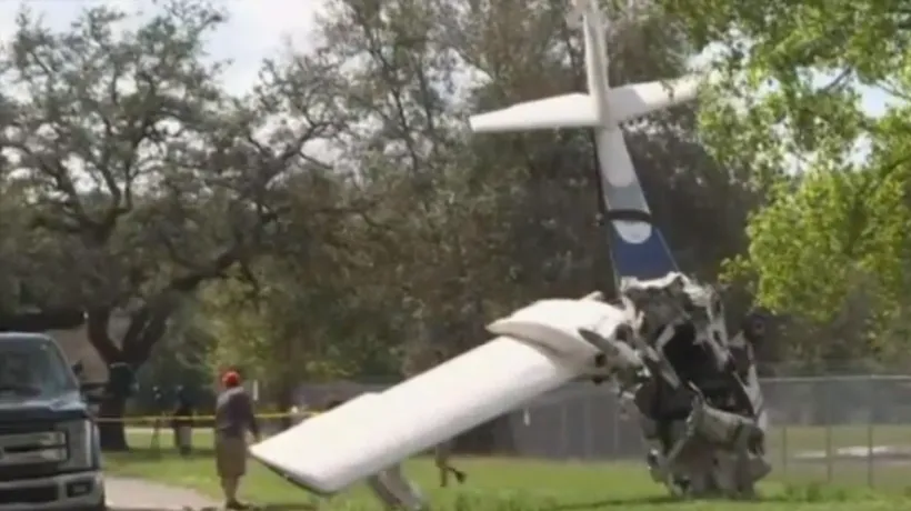 Un avion s-a prăbușit în SUFRAGERIA unei locuințe din Florida. Instructorul de  zbor A MURIT