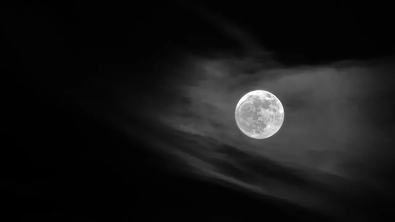 SUPER LUNA 2014. Când va fi vizibilă