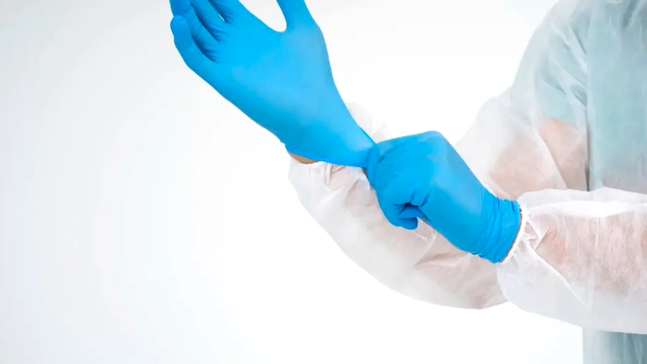 Descoperirea oamenilor de știință: mănușile de plastic eliberează microplastice. Rezultate fals pozitive în sute de studii