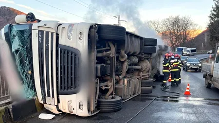 Trafic îngreunat pe DN1, după ce un autotren s-a RĂSTURNAT pe șosea