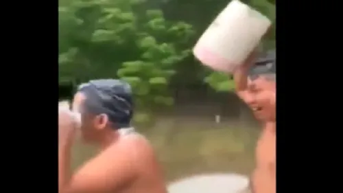 Doi tineri s-au spălat în timp ce erau pe o motocicletă aflată în mișcare - VIDEO