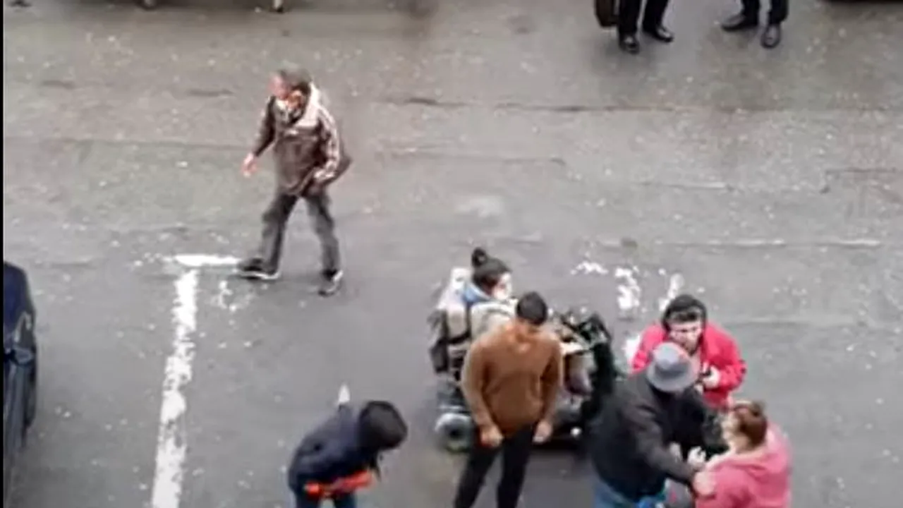 VIDEO. La un pas de moarte. O femeie cu dizabilități, răsturnată în mijlocul străzii de un tânăr nervos