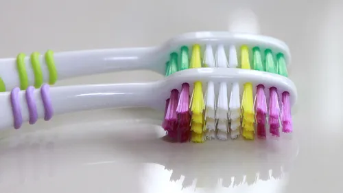 8 lucruri pe care le poți curăța cu o periuță de dinți