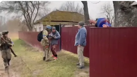 VIDEO | „Cât v-am așteptat”. Soldații ucraineni, primiți cu pâine și lacrimi în ochi, într-un sat eliberat de ruși