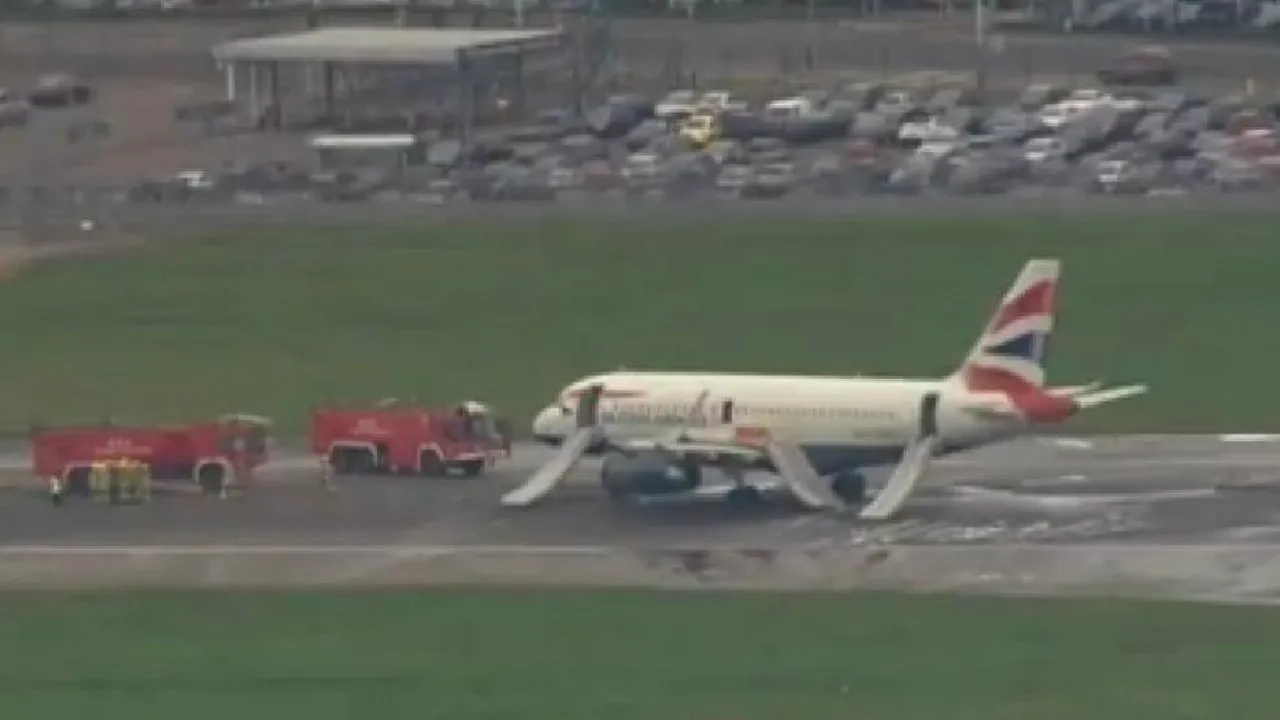 Cele două piste ale Aeroportului Heathrow, închise temporar după un incident 