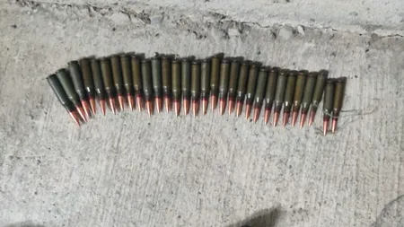 Suceava: Ucrainean depistat în timp ce încerca să treacă granița cu un tub de obuz, o dronă, cartuşe și căşti militare