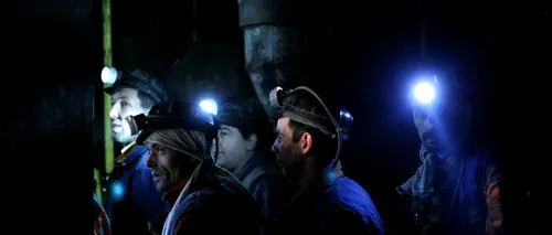 Aproximativ 200 de mineri de la Crucea protestează întrucât au primit mai puțini bani pe decembrie