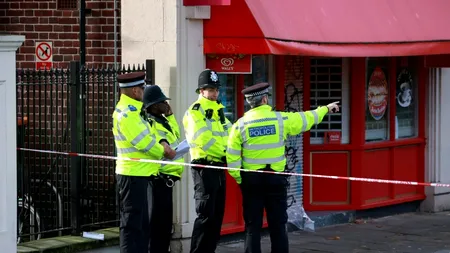 O fetiță de opt ani și un bărbat au fost GRAV răniți într-un atac în vestul Londrei