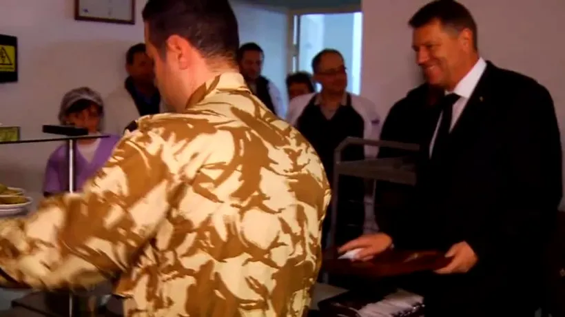 Iohannis a vizitat Batalionul 33 Vânători de Munte Posada și a mâncat la popotă alături de militari