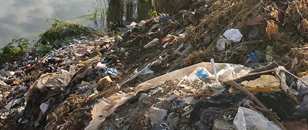 Peste 300 de tone de deşeuri a fost scoase din Lacul Fundeni în doar cinci zile. Reacția „Apelor Române”