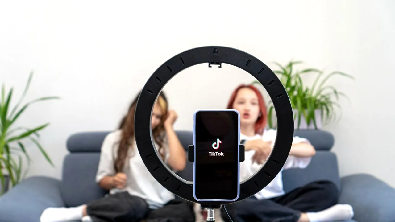 Guvernul britanic vrea să LIMITEZE la 2 ore pe zi utilizarea rețelelor sociale de către copii: „Stau lipiți de telefon, în loc să vadă lumea reală”